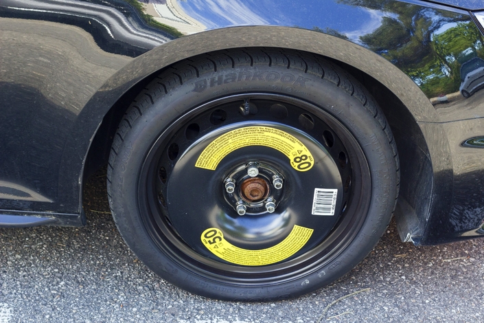 La « roue galette », une alternative à la roue secours permettant de rouler jusqu’au garage, à vitesse réduite. Photo MaxPPP.