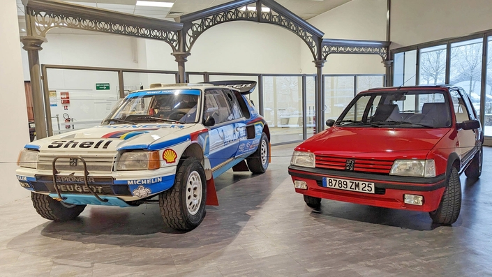 La Peugeot 205 lorsqu’elle a été lancée au début des années 1980 a permis à la marque au lion de surmonter une crise et a contribué à son succès. Ses multiples déclinaisons, dont la GTi et la Turbo 16 championne du monde des rallyes (ici en version rallye-raid) ont également redonné de l’éclat à l’image du constructeur sochalien. © Peugeot