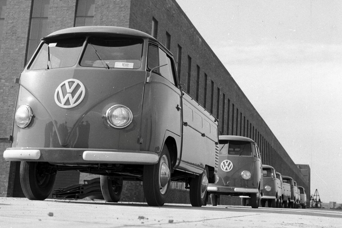 Les premiers T1 sortent des chaînes de Hanovre en 1956. Archives Volkswagen.