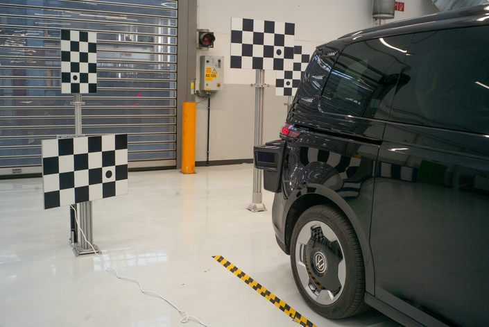 Les différents radars et lidars subissent un dernier contrôle qualité sur les ID Buzz autonomes. Photo Caradisiac.