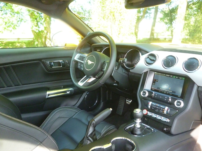 Style néo-rétro réussi, charme évident et finition juste correcte caractérisent le cockpit de la Mustang 6, ici en 2015. Vous préférez peut-être la froideur des premiums allemands ?