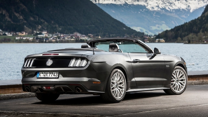 D'emblée, la Ford Mustang 6 se décline en cabriolet. Les feux arrière blancs signalent les versions européennes.