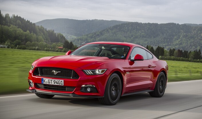 Le V8 de la Mustang 6 GT s'exprime surtout dans les tours, produisant une superbe mélodie. Le comportement, enfin moderne, donne toute satisfaction, même si certains préfèrent les déhanchements désuets de la Mustang 5.
