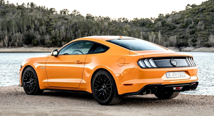 Le restylage de 2017 ne modifie guère la poupe de la Ford Mustang, mais les nouvelles quadruples sorties de l'échappement (doté de clapets) la rendent plus suggestive encore.