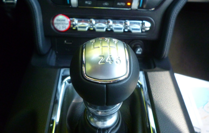 Le détail qui change tout : une commande manuelle alliée à un gros V8 atmo, ça ne court déjà plus les rues en 2015.