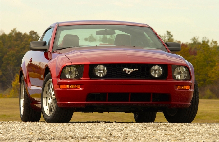 La Ford Mustang de 5e génération, apparue en 2004, est celle qui a introduit, avec brio, le rétro-design. Elle conserve un essieu arrière rigide pour davantage de sensations.