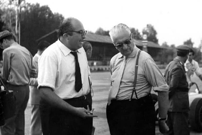 Carlo Chiti et Enzo Ferrari en 1960. Le Commendatore, à droite, n'a pas l'air totalement attentif à ce qui lui dit son ingénieur, pourtant talentueux.