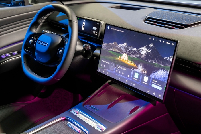 Du classique pour l’aménagement intérieur. Le système multimédia est plutôt performant et regroupe la majorité des fonctionnalités. On note la présence d’un double chargeur à induction ventilé. 