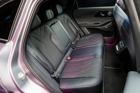 L’espace aux places arrière est gigantesque. Un bon point pour ce suv à vocation familiale.