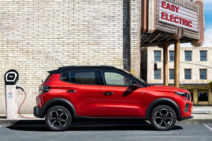 Proposée à 13 990 €, la Citroën ë-C3 ne va pas très loin, mais cela peut suffir pour beaucoup d’entre nous.