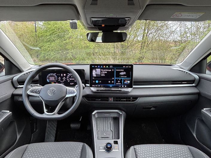 La planche de bord est totalement nouvelle avec très peu de boutons et une absence de casquette au niveau de l’instrumentation.