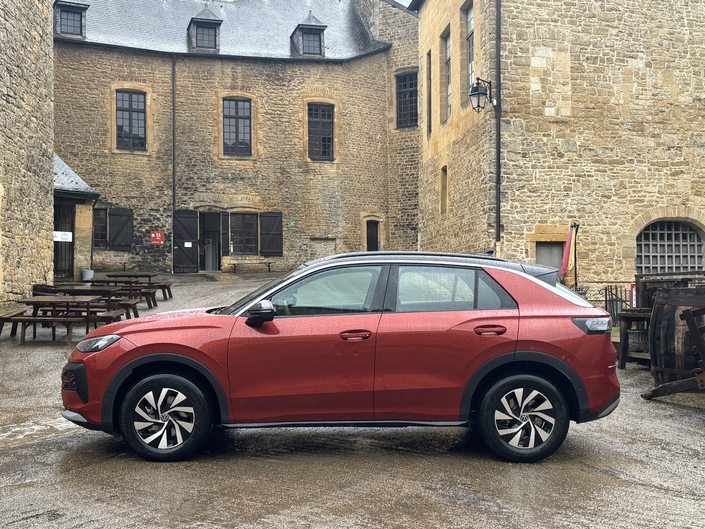 Avec sa chute de pavillon, le T-Roc a des faux airs de SUV coupé.