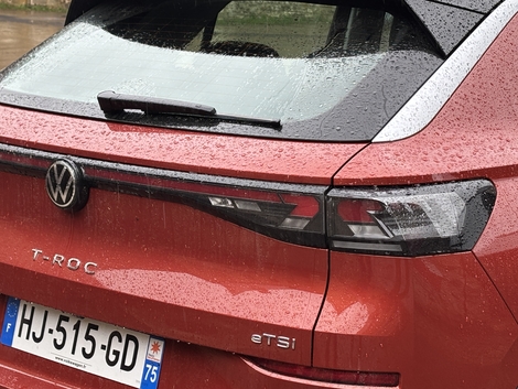 Un bandeau lumineux relie les deux feux arrière.