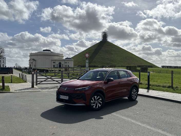 Le T-Roc prend la pose devant la butte au lion, qui célèbre la bataille de Waterloo.