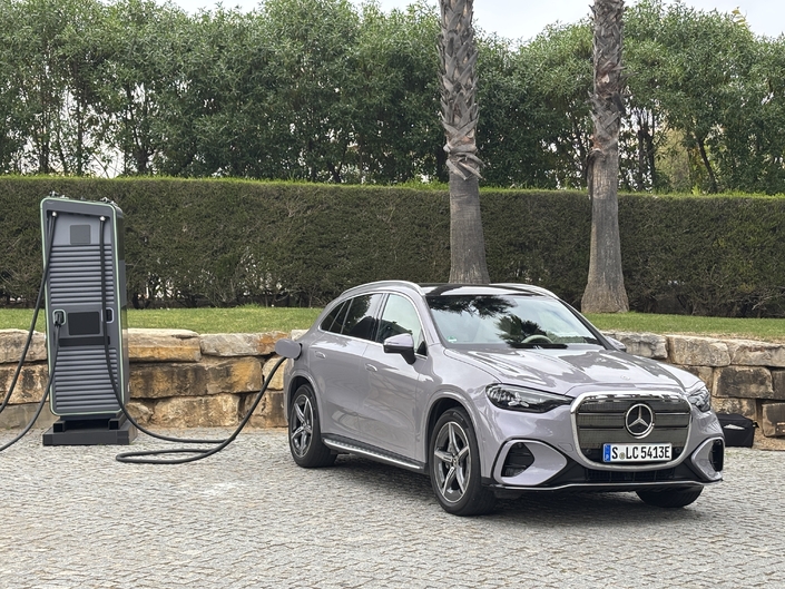 Le Mercedes GLC électrique met le BMW iX3 dans sa ligne de mire