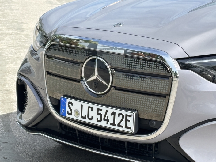 La calandre du Mercedes GLC est spectaculaire, notamment de nuit, avec 942 pixels.