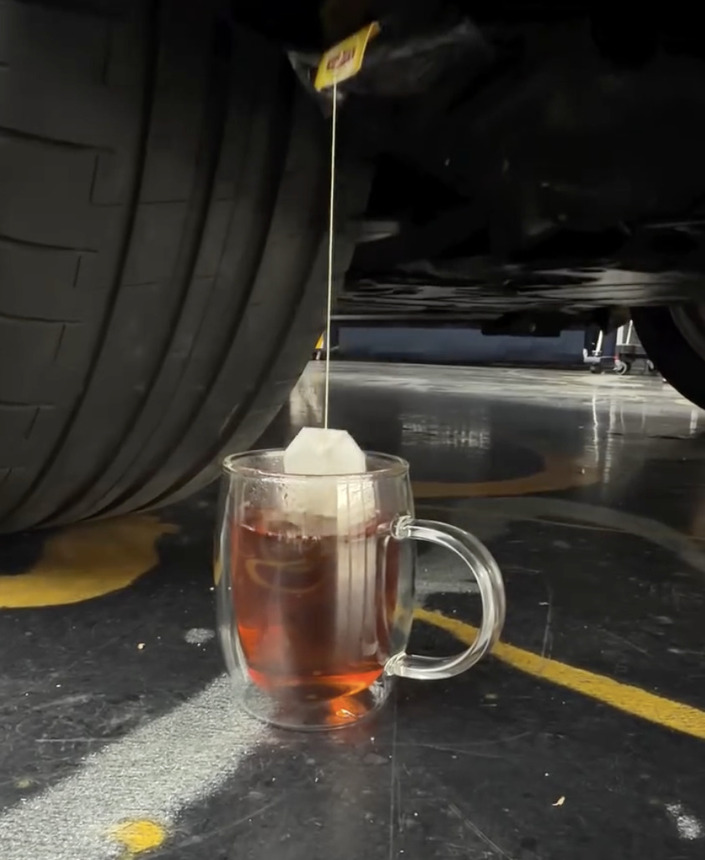 Faire du thé avec un SUV Maybach, c’est un peu cher mais ça fonctionne