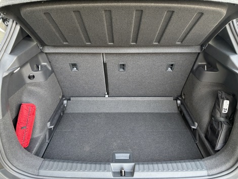 Le coffre est un peu plus vaste que celui de la Renault R4, mais son seuil plus haut.