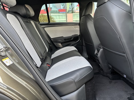 L’espace arrière est satisfaisant, même quand on mesure 1,80 m, mais l’assise un peu courte.