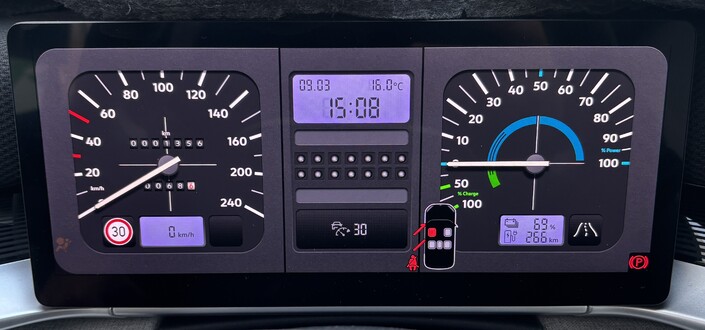 L’instrumentation numérique 10'' permet de présenter des compteurs façon années 1980. Craquant ! Et pour ceux qui n’y sont pas sensibles, un affichage typique des dernières Volkswagen est proposé, tout comme une carte de navigation XXL.
