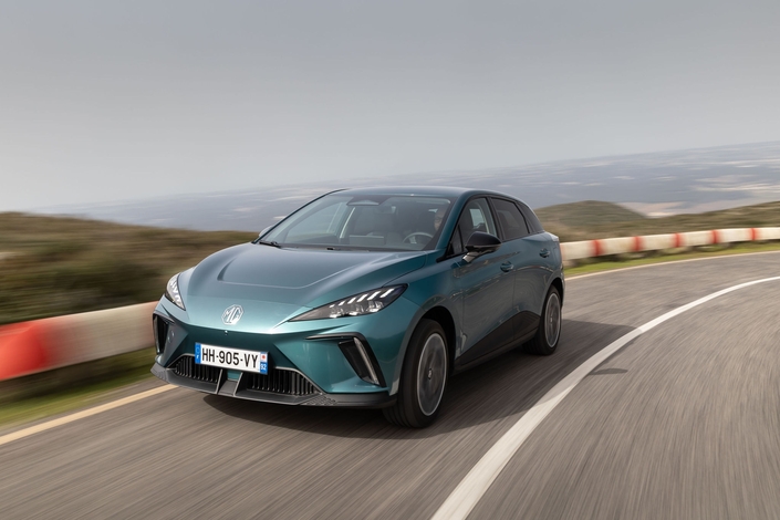 Sur les petites routes, la MG4 offre un plaisir de conduire certain qui nous rappelle que désormais, les marques chinoises sont largement au niveau des marques européennes.