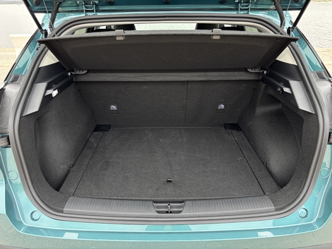 Le coffre, lui, se place sous la moyenne de la catégorie avec 363 litres et un petit rangement sous plancher.