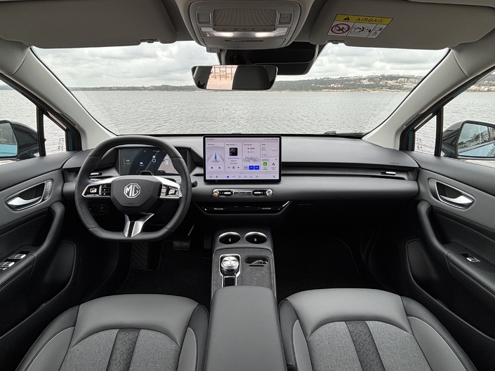 A bord en revanche, MG a retravaillé la qualité de présentation. Le dessin de la planche de bord évolue et les matériaux sont de meilleure qualité. La nouvelle MG4 présente bien et revendique un équipement de série très riche.