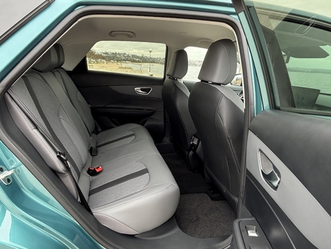 La compacte offre un espace correct aux places arrière. Dans la moyenne du marché.