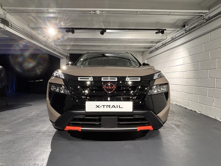 La baroudeuse finition N-Trek évolue plus sensiblement avec une grande bouche noire, des touches rouges et trois encadrements façon alu sur la partie supérieure. Elle a également l'exclusivité de cette inédite teinte sable optionnelle.