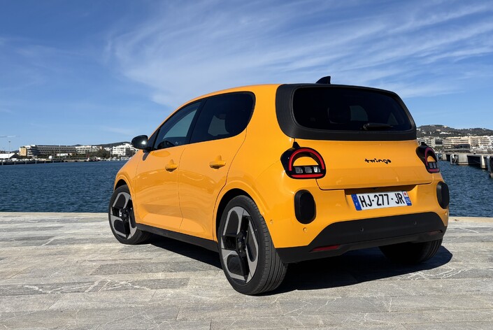 Avec 3,79 m d’un pare-chocs à l’autre, la Twingo 4 toise la première génération de 36 cm, et la troisième de 20 cm. Elle est aussi plus large, avec 1,72 m hors rétros, soit respectivement 9 et 7 cm. Ce jaune est la seule couleur gratuite.