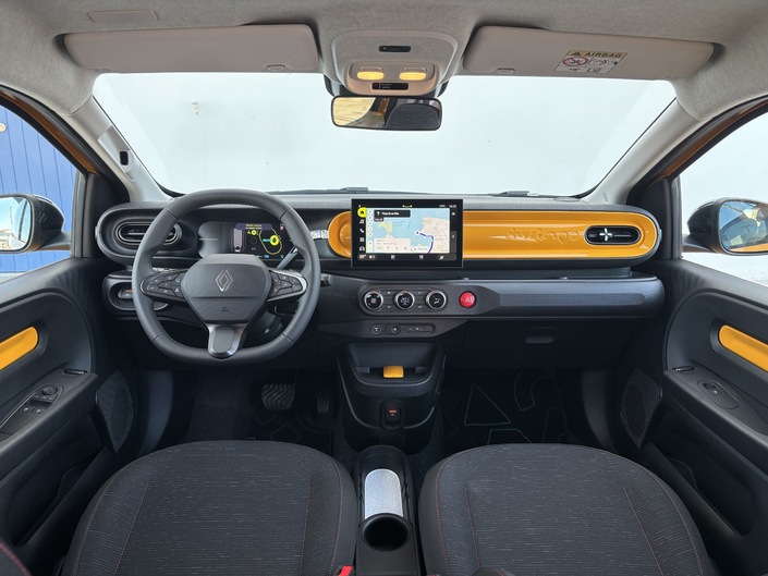 Les liens de parentés avec les précédentes Twingo sont moins évidents à l’intérieur. Si les deux écrans sont en série, cette version haut de gamme ajoute l’interface Google, la régulation auto de la clim, l’accès et démarrage mains libres ou encore la planche de bord assortie à la caisse et aux habillages de portes. 