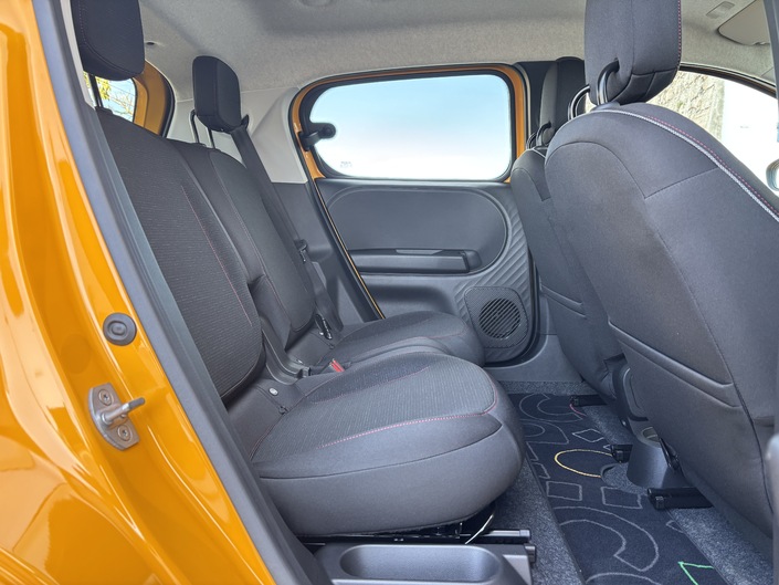 Si la Twingo reprend la plateforme de la R5, la banquette coulissante permet de gagner de l’espace aux jambes, mais refusera un troisième passager. Dommage que les sièges soient un peu fermes et les vitres simplement entrebaillantes. Vous noterez les bacs de rangement à côté des assises plutôt que dans les portes.