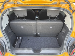 Banquette reculée, le coffre est convenable, et équivalent à celui d’une Citroën ë-C3, plus grande.