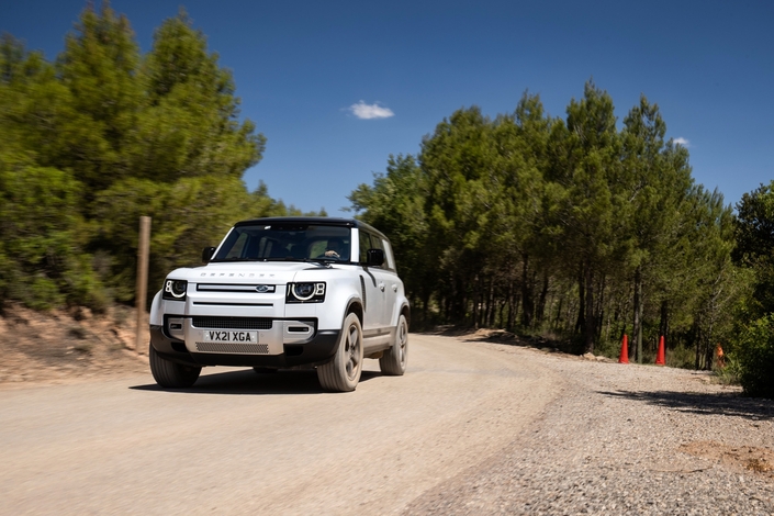 Essai - Land Rover Defender PHEV hybride rechargeable (2021): le déplace-montagnes