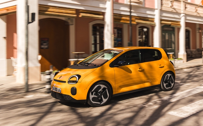 Si elle ne braque pas aussi bien que la Twingo à moteur arrière, la nouvelle venue se faufile assez bien, d’autant qu’elle frôle désormais les 3,80 m de long et dépasse 1,70 m en largeur, hors rétroviseurs.