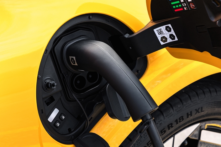 Sur borne Wallbox, comptez 4h05 pour passer de 10 à 100 %, et 2h35 avec l’option Advanced Charge qui accepte une puissance de 11 kW sur les bornes AC en triphasé. En courant continu DC, passer de 10 à 80 % prend une demi-heure.