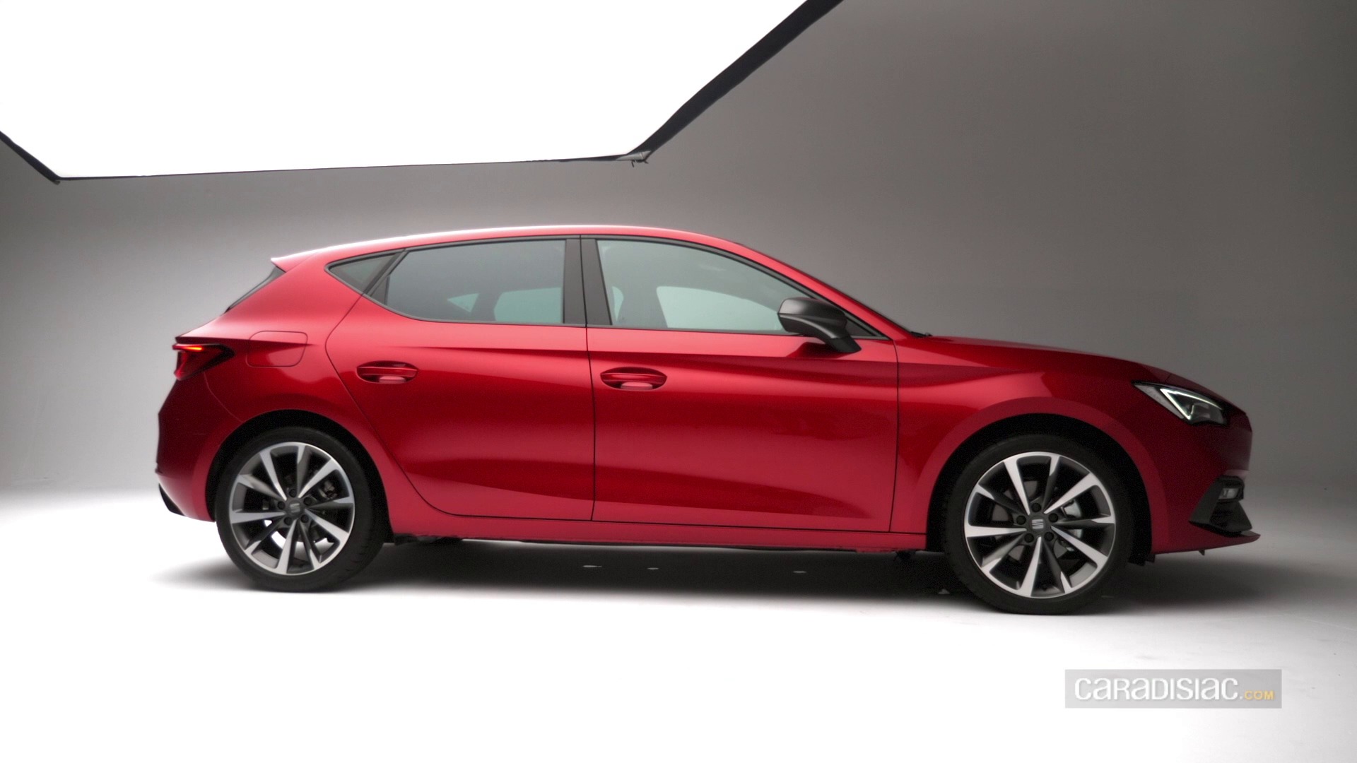 S0-presentation-video-seat-leon-2020-connectee-hybridee-et-sans-complexe-face-a-la-golf-617771.jpg