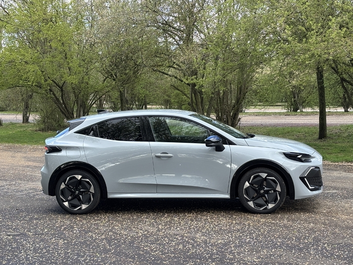 Dépourvue d'hybridation, cette motorisation essence est plus à l'aise à mi-régime. La consommation est quelconque avec une moyenne de 6,2 l/100 km relevée sur notre parcours de plus de 500 km.