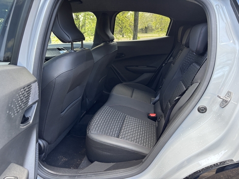 La Clio n'est pas la meilleure élève du marché en matière d'accueil aux places arrière mais deux adultes d'1,80 m voyageront dans des conditions correctes.