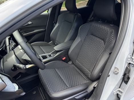 La position de conduite s'adapte à tous les gabarits. Le maintien et le confort des sièges ont été travaillés.