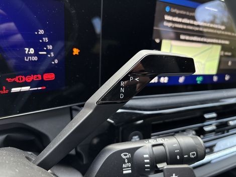 Le levier de la boîte automatique est placé comme sur les électriques de chez Renault.