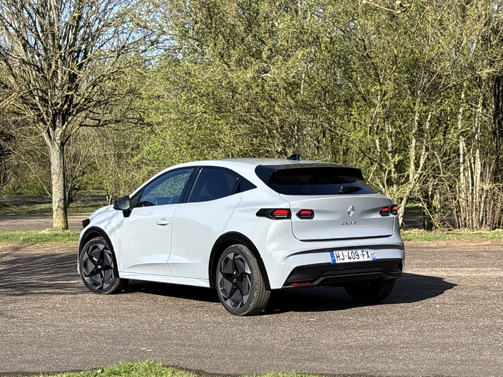 La Clio TCE 115 est livrée au choix en boîte mécanique ou avec la boîte automatique EDC moyennant 1 500 € supplémentaires.