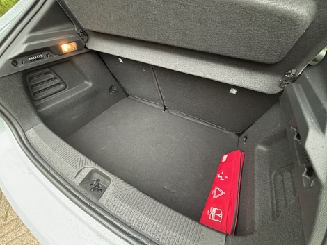 La CLio gagne plus de 80 litres de chargement comparé à la motorisation hybride. Avec 391 litres à disposition elle répondra aux besoins d'une famille.