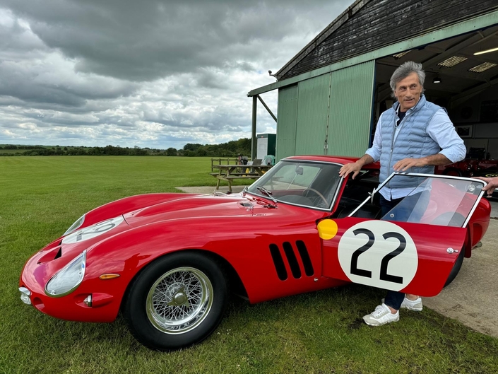 Thierry Soave devant la Ferrari 250 GTO de Nick Mason, le batteur des Pink Floyd, interviewé dans le film.