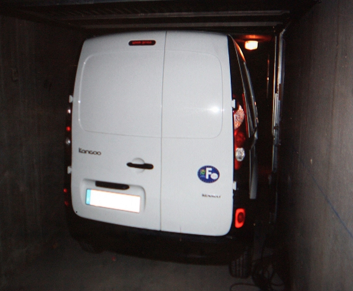 Au volant du Kangoo de location qu'il a loué deux jours avant le vol, le convoyeur se dirige vers sa planque, un box situé rue de Vienne - Crédit Maxppp