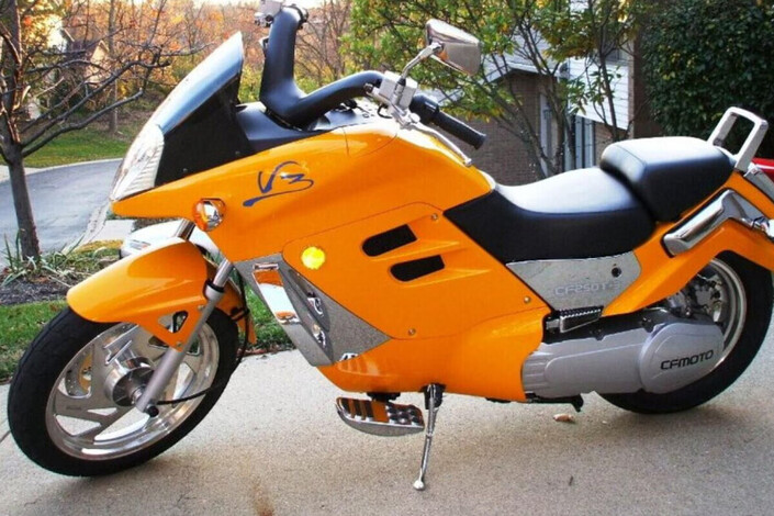 Non, CFMoto n’a pas toujours fait que des jolies motos, l’exemple parfait est la V3