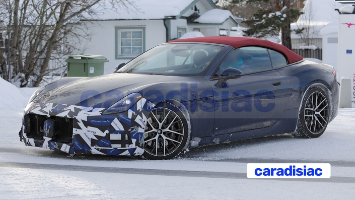 Bien camouflée, la face avant de la Maserati GranCabrio Folgore électrique est la partie qui sera la plus modifiée lors du restylage. Il est encore difficile de se rendre compte de ce que donnera le modèle définitif, mais l’on voit que le bouclier est modifié et que la prise d’air de la calandre s’élargit. 