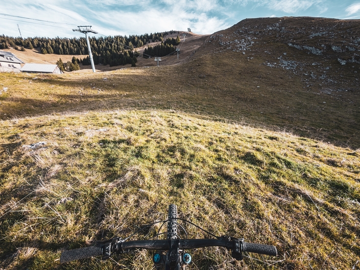 Ça ne paraît pas, mais une fois lancé dans la montée, poser le pied à terre est quasi éliminatoire en musculaire. En électrique, on peut s’en sortir.