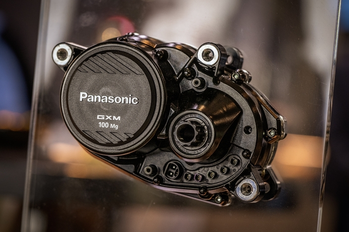 Panasonic également présent dans l’univers VTTAE haut de gamme, propose un moteur très léger (2 kg) utilisant le magnésium pour réduire le poids et augmenter la dissipation thermique.