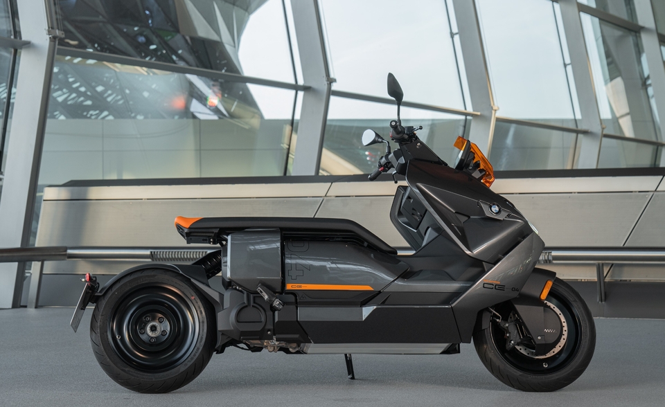 BMW CE 04 : découvrez le nouveau scooter électrique BMW